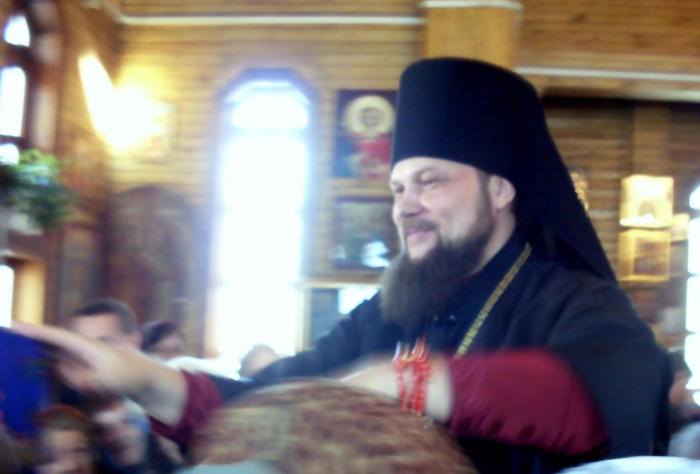 Владыка Питирим, Епископ Сыктывкарский и Воркутинский, благословляет прихожан